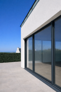 Baie vitrée contemporaine pour apporter de la lumière dans la maison
