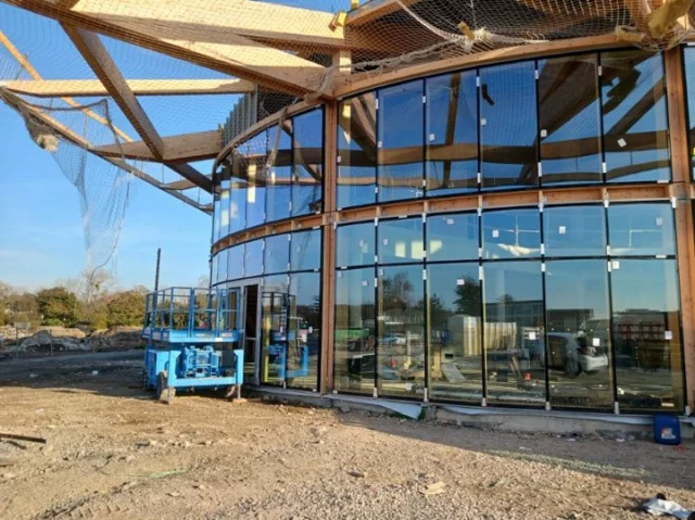 🔹 La Grande Salle Événementielle de Quimper prend forme ! 🔹

Depuis plusieurs mois, nos équipes sont en plein cœur du chantier de la future Grande Salle Événementielle de Quimper. La "Robe de verre" se tisse doucement autour de ce lieu unique, et chaque jour, nous avançons un peu plus. 🏗️✨

Nous sommes fiers de partager avec vous l’avancement de ce chantier qui promet de transformer le paysage événementiel des @beliersdekemper 🎉

Félicitations à toutes les équipes pour leur travail impressionnant ! 👏

#événementiel #kemper #beliersdekemper #miroiterie #menuiseries #robedeverre